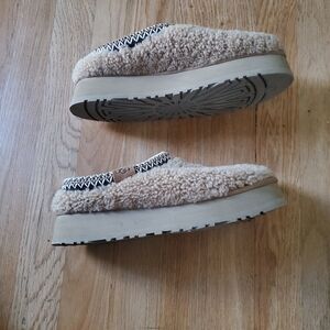 UGG Maxi Curly Tazz Platform Tan Shearling Slide Slippers, Size 9